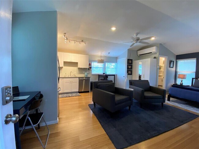 Foto del edificio - 4019 Ascot Ln