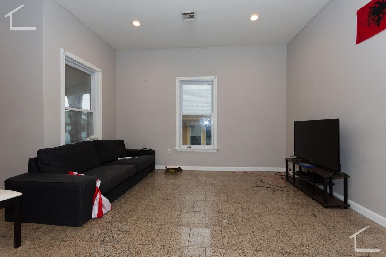 Primary Photo - Awesome Student Friendly 6 Bed