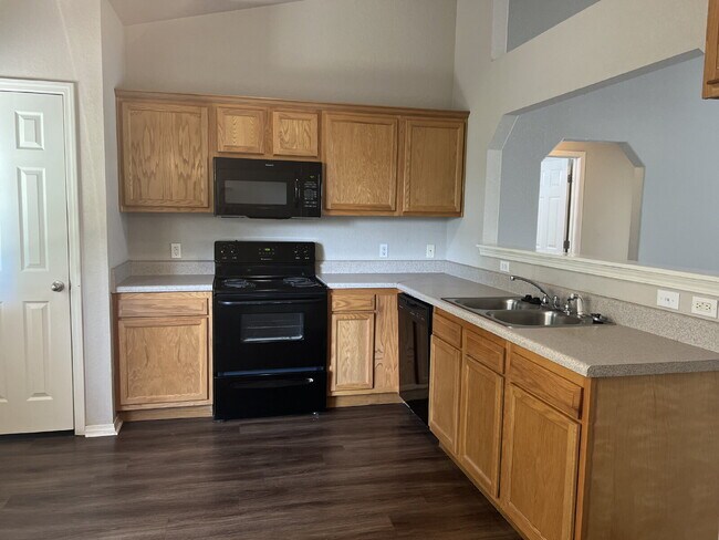 Foto del edificio - "Charming 3-Bedroom Home with 2 Full Baths in Fort Smith – Perfect Blend of Space and Comfort!"