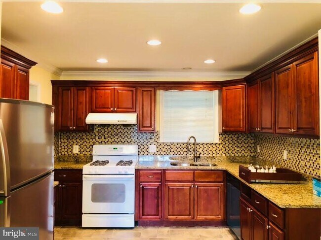 Building Photo - 2455 Villanova Dr