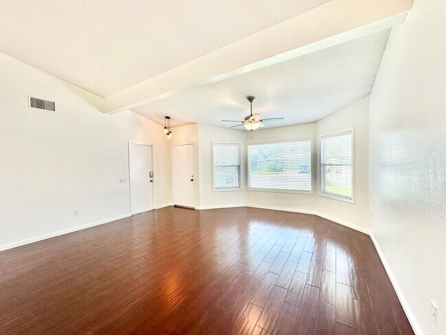 Foto del edificio - Wonderful Single-Story Home on Spacious Corner Lot with Privately Fenced Yard Space & Attached-Tw...