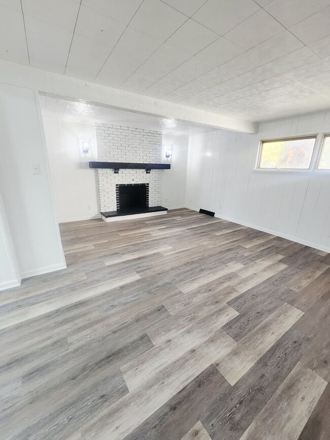 Building Photo - 564 Haller St