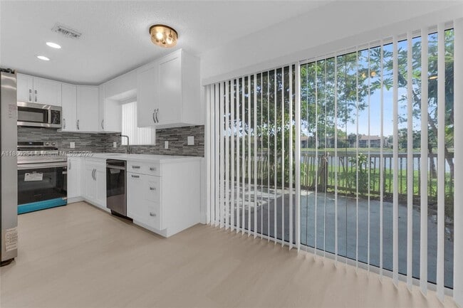 Foto del edificio - 9745 NW 37th St