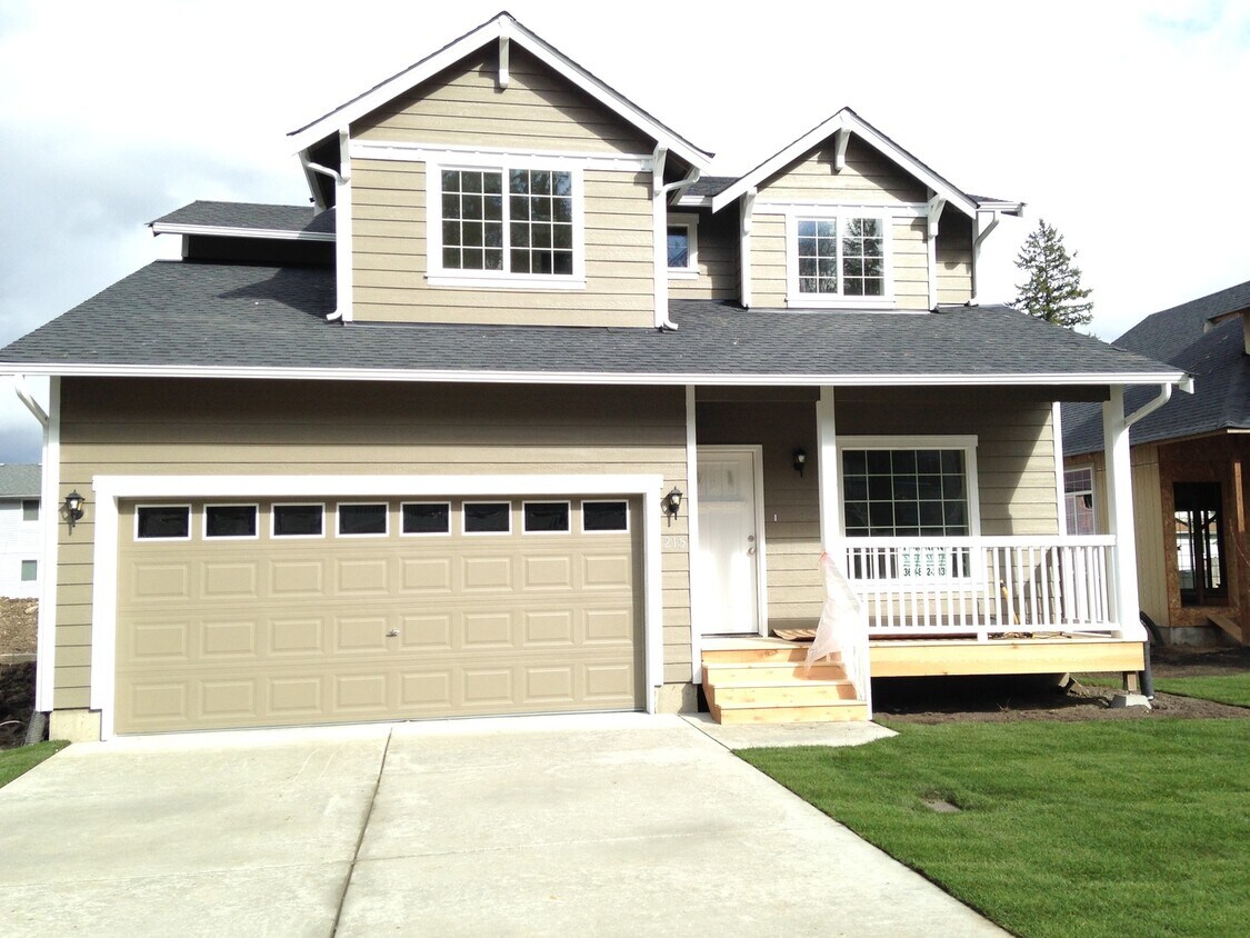 Foto principal - Like New 4 Bedroom home in Eatonville