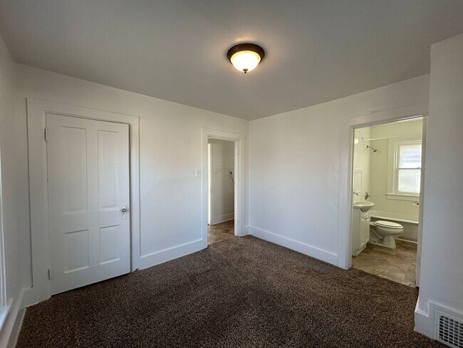 Building Photo - ET1608 E 12th St