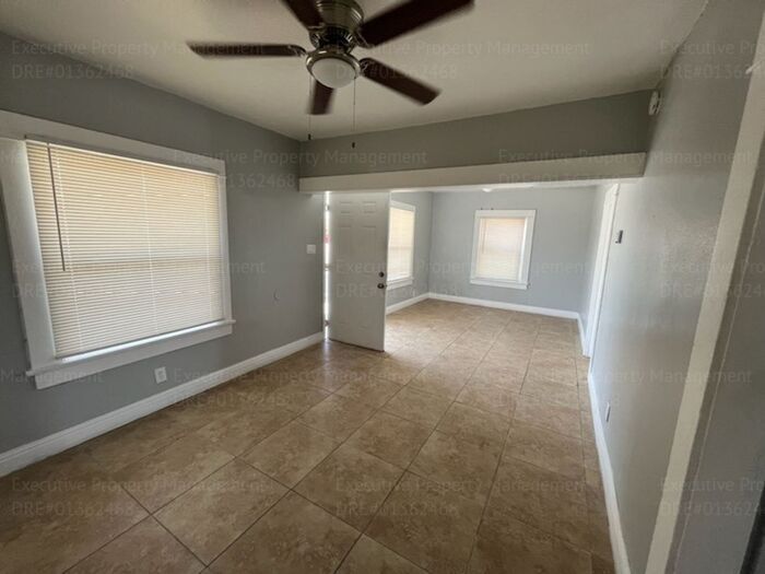 Building Photo - 2 bedroom 1 bathroom house