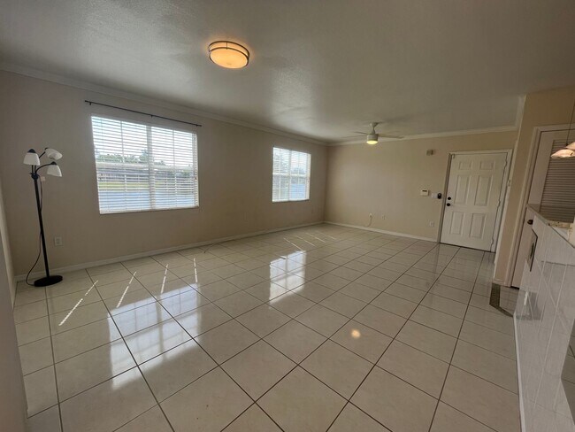 Foto del edificio - 2/2 with beautiful water view becoming available July 1st for an annual lease