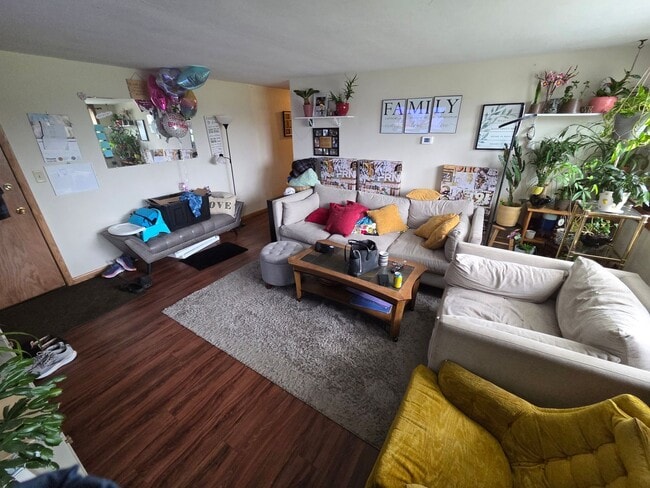 Building Photo - Available August 6! - 2 Bed 1 Bath Apartment
