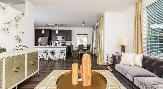 Foto del edificio - 8025 Forest Ln