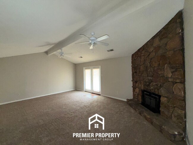 Foto del edificio - Spacious 3BR/2BA Home in Bartlett | High Ceilings, Fireplace & 2-Car Garage