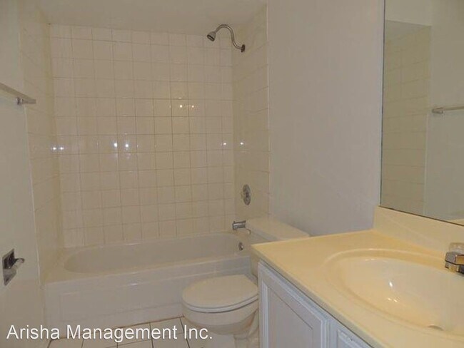 Building Photo - 2 br, 2 bath House - 8424 W Catalpa Unit 101