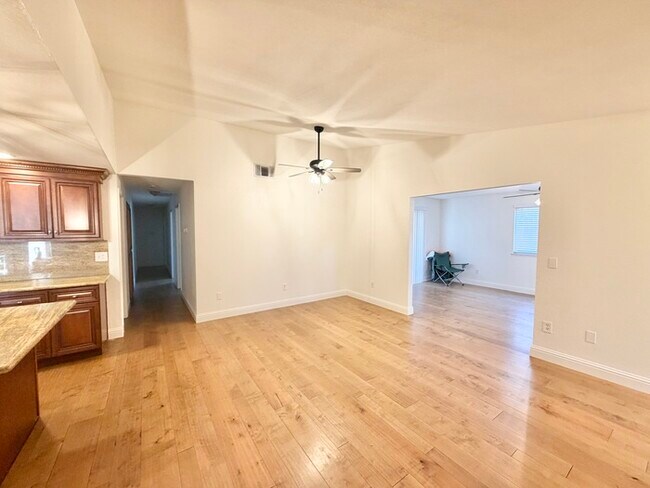 Foto del edificio - Beautifully updated 3 bedroom 2 bathroom duplex in Carmichael!