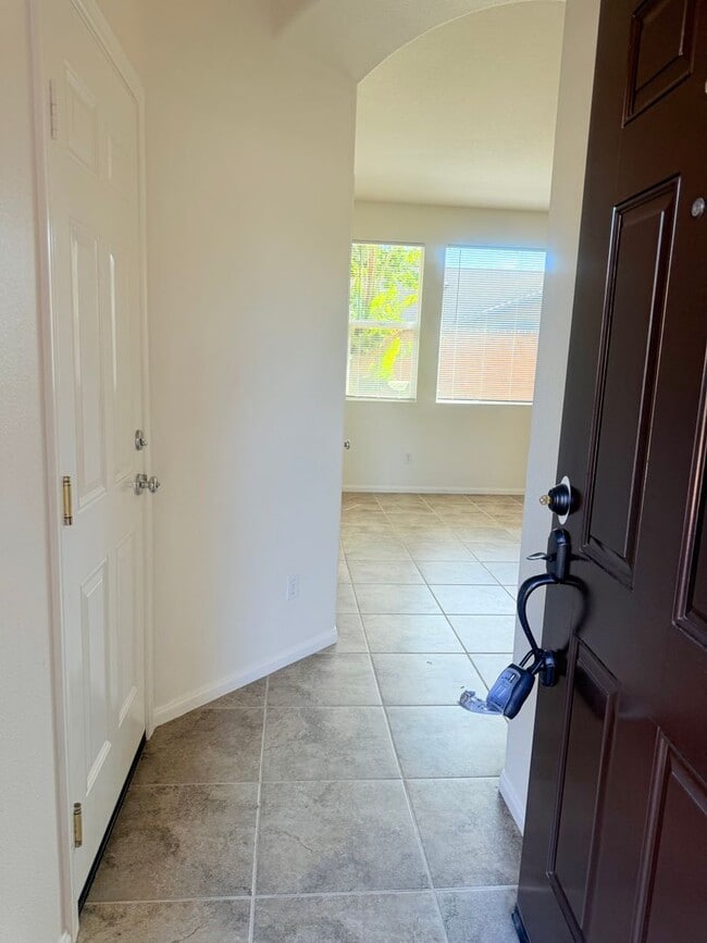 Building Photo - 3 bed 2 car garage condo for rent in Murrieta