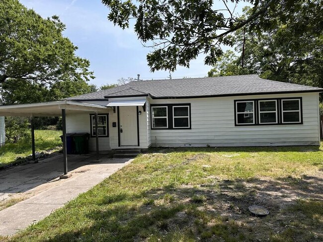 Building Photo - 560 Loraine Cir