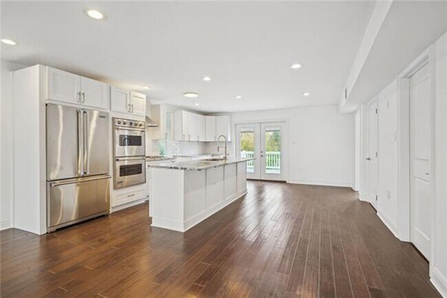 Building Photo - Stunning 5 bed/5 bath Lux renovation