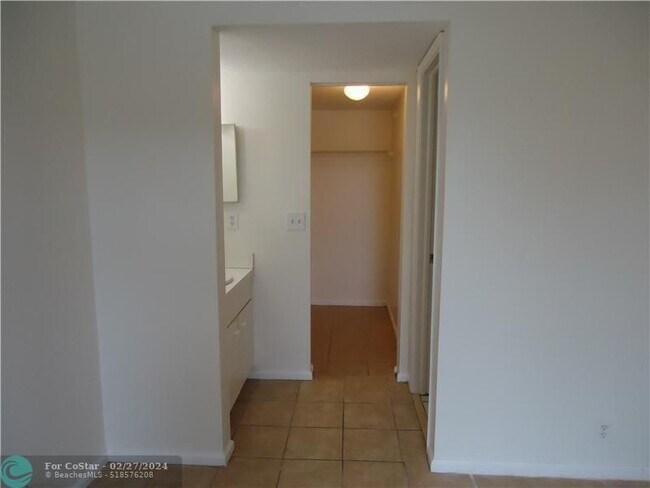 Foto del edificio - 2421 NW 56th Ave
