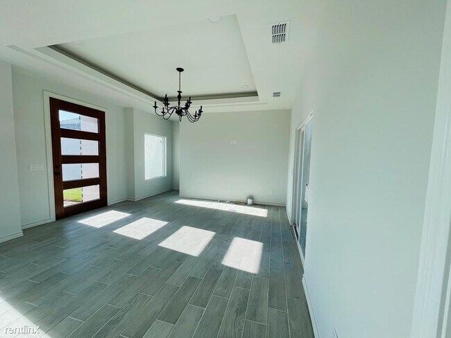 Foto del edificio - 3 br, 2 bath House - 2411 San Charbel St