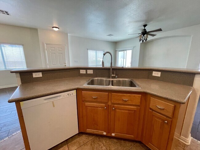 Foto del edificio - Great 3 bedroom Townhome Available Soon!