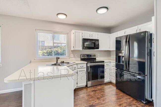 Foto del edificio - 569 Longfellow Ln