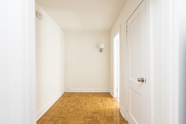 Building Photo - 28 Balmoral Avenue