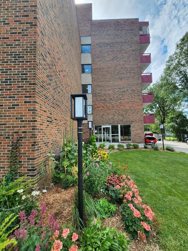 Building Photo - 97 Nonquon Rd
