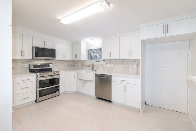 Building Photo - Gorgeous fully updated 3 bed 3 bath near K...