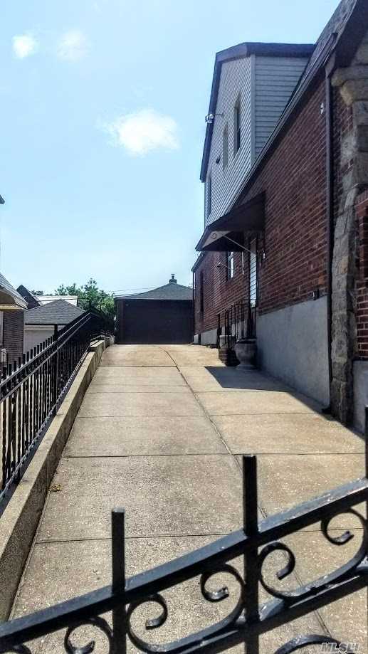 Foto del edificio - 64-10 Ellwell Crescent