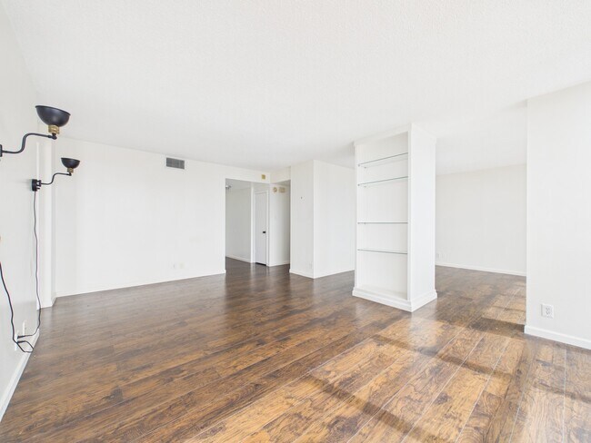 Foto del edificio - 5001 Woodway Dr