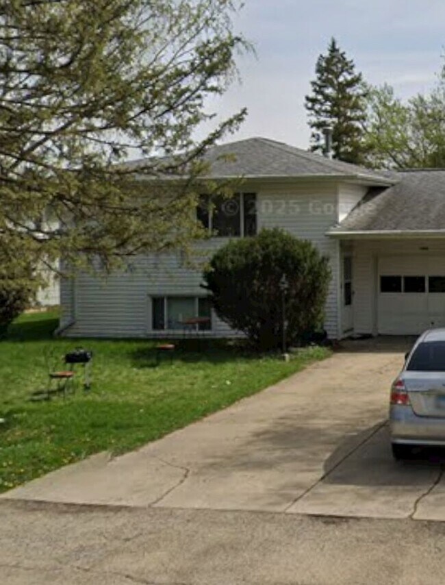 Building Photo - 1441 Creek Ave