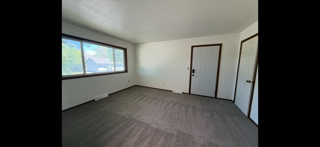 Foto del edificio - 616 8th Ave NE
