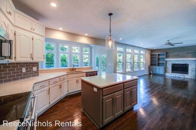 Building Photo - 4 br, 3.5 bath House - 5809 W. 155th street