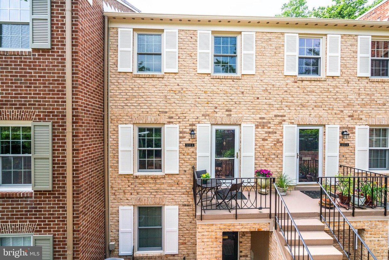 Primary Photo - 3233 Sutton Pl NW