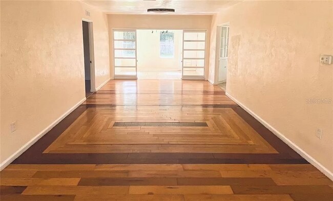 Foto del edificio - Spacious 3/2 home available now, and conveniently located near downtown and Manatee Hospital