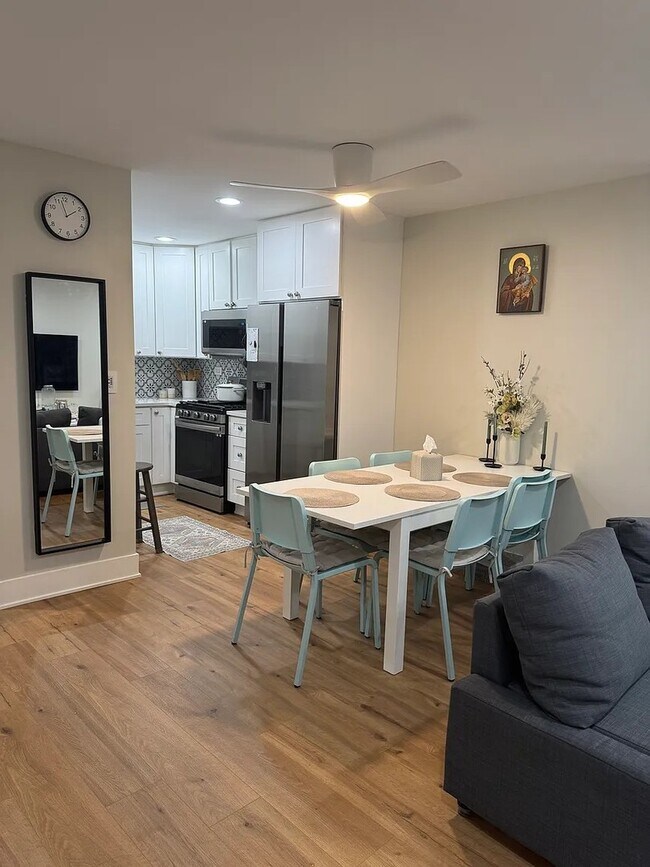 Foto del edificio - 7840 W North Ave