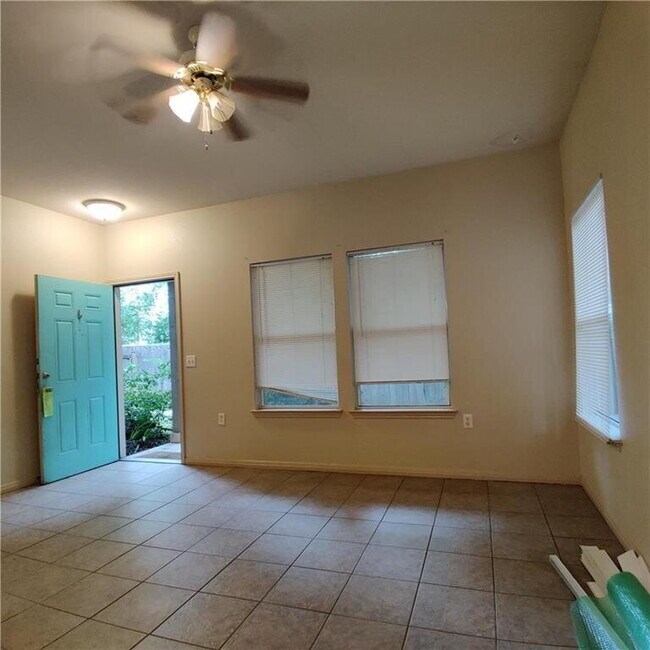 Building Photo - Cute Cottage in Govalle/ACC Campus Area!