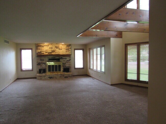 Building Photo - 5360 Walnut Dr