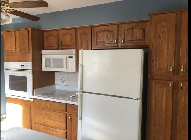 Building Photo - 3 br, 2.5 bath House - 15262 E 13 Mile Rd
