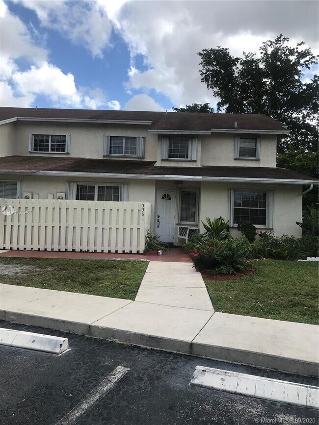 Foto del edificio - 3361 NW 101st Ave