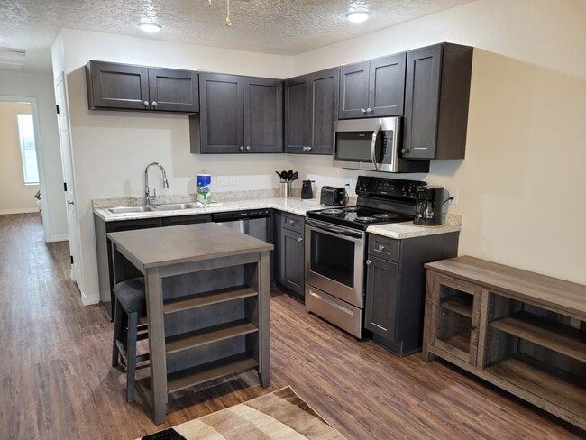 Foto del edificio - NEW LUXURY ONE BEDROOM APARTMENT FULLY FUR...