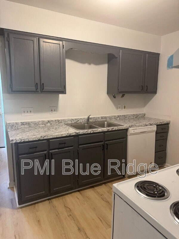 Building Photo - 2020 Somerset Dr