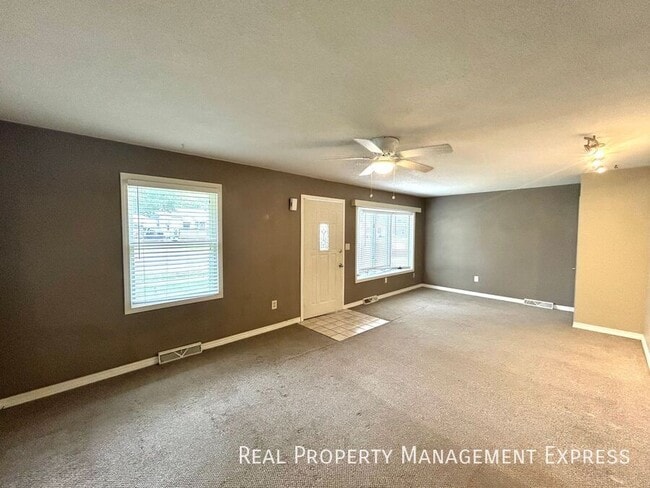 Building Photo - Modern 2 Bedroom + Den, 2 Bath House