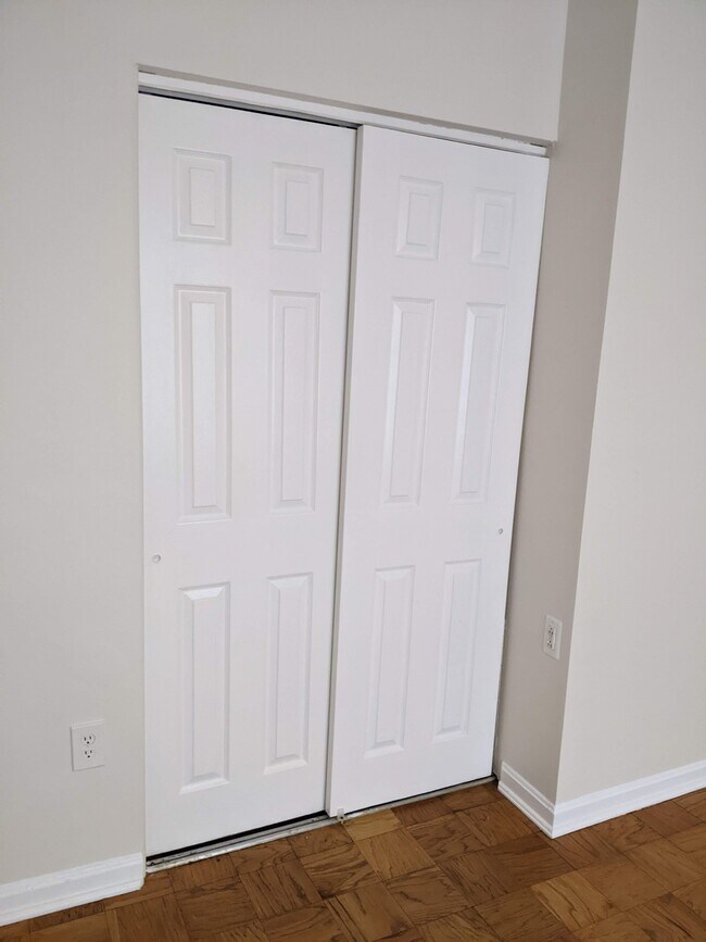 Armario del dormitorio - 742 Quince Orchard Blvd