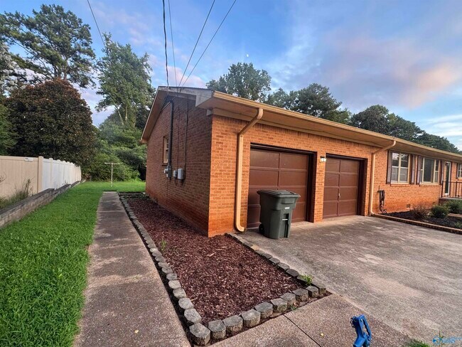 Foto del edificio - 2103 Shannonhouse Rd SW