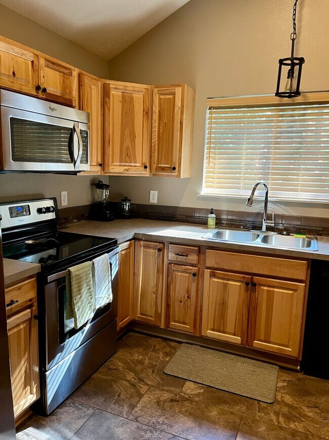 Foto del edificio - JB01 - 3 bedroom two bath house for rent