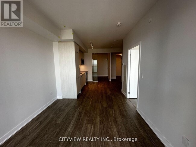 Photo du bâtiment - 430-2430 Square One Dr