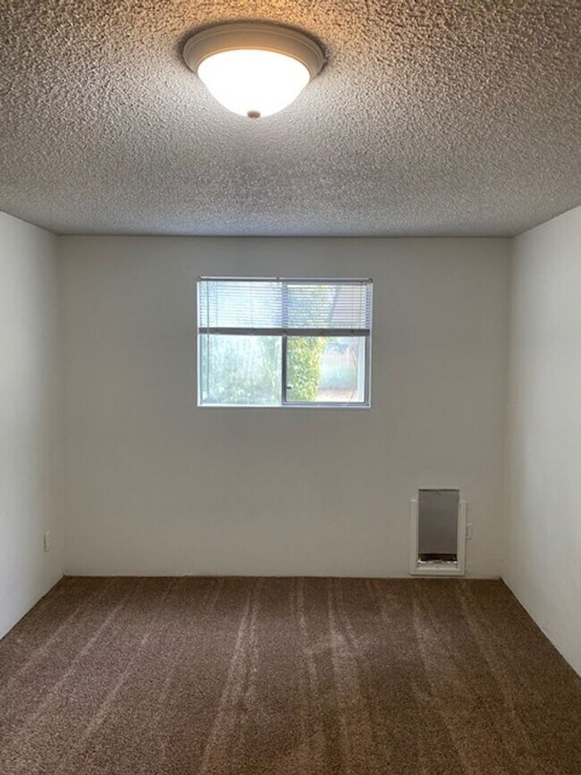 Building Photo - Single Level 2 Bedroom House with Huge Fen...