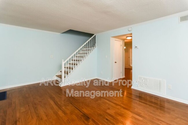 Building Photo - 6900 Roswell Rd