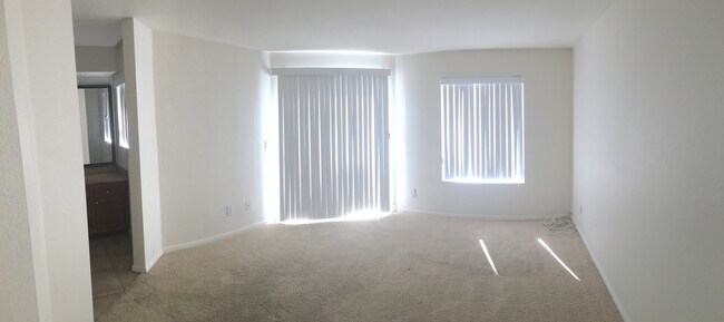 Building Photo - 2 Bedroom / 2 Bathroom Corona Ranch Condo in Triana