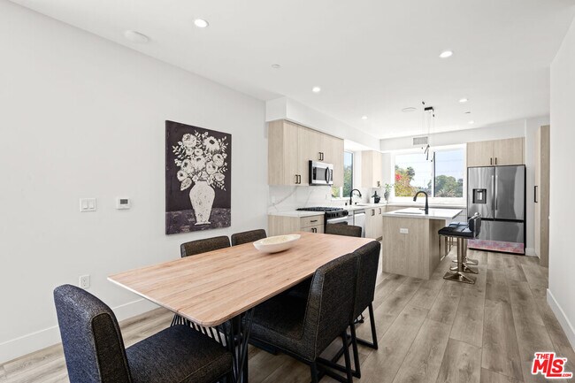 Foto del edificio - 2015 1/2-1951 Preuss Rd