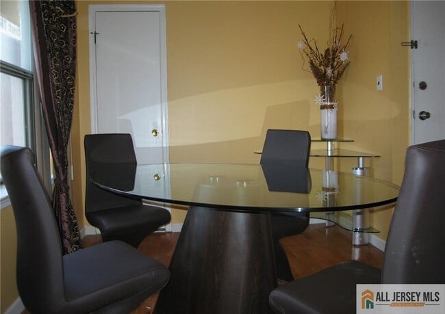 Foto del edificio - 1102 N Oaks Blvd